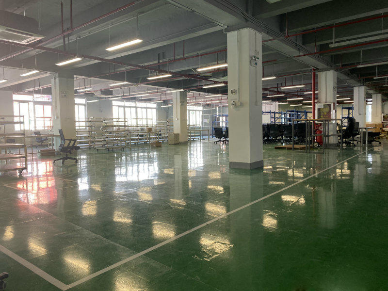 塘厦石马三楼1700平方精装厂房出租，主干道边，成熟工业城内