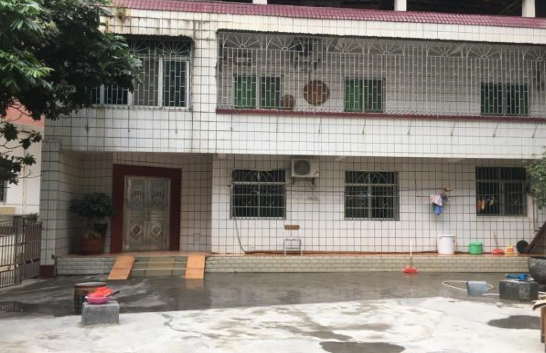 可做仓库、可做办公用、可住人！门口有大块空地！