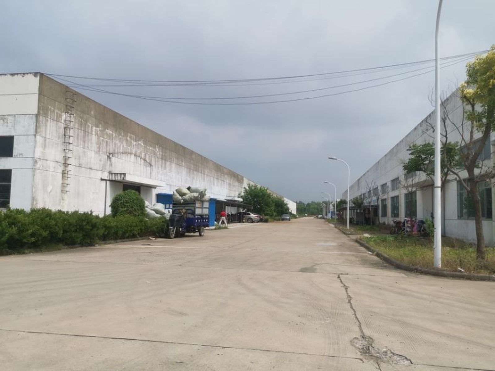 便宜厂房出租，5000平，可分割，层高8米，有宿舍楼
