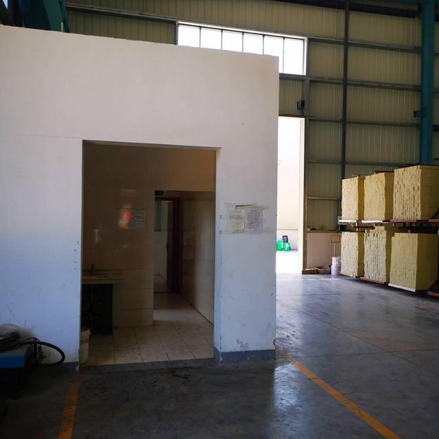 粤泰钢构和佳海工业园附近钢构一层厂房1100平方，可架行车