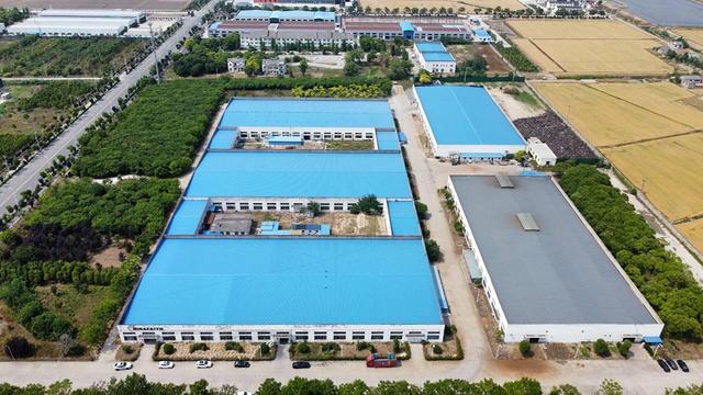 便宜厂房出租，5000平，可分割，层高8米，有宿舍楼
