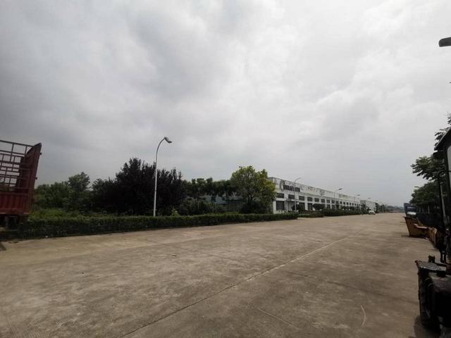 便宜厂房出租，5000平，可分割，层高8米，有宿舍楼