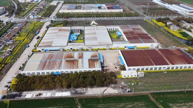 便宜厂房出租，5000平，可分割，层高8米，有宿舍楼