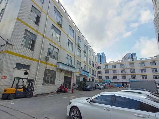 龙华大浪独门独院红本厂房出售，位置好，配套齐全