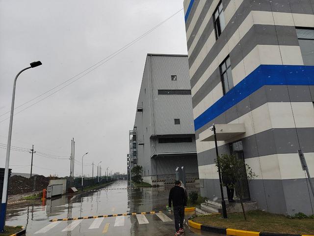 平湖占地17亩一万平可喷漆厂房出售，包过户，产证齐全