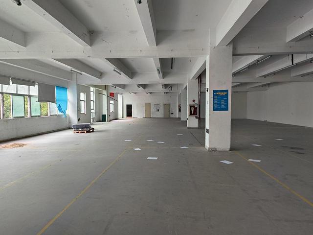 宝安石岩街道北环路地铁站附近工业园，形象好，交通便利，适合电