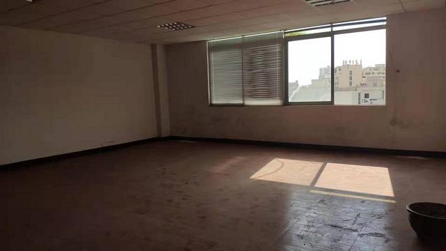 国道边小面积180平带装修无转让费厂房招租