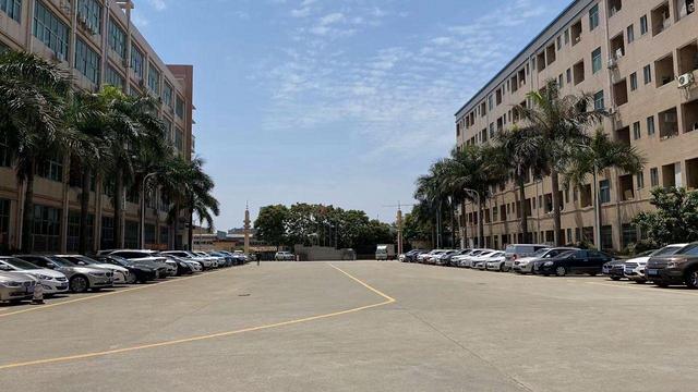 光明原房东实际面积2700平，地铁口旁，交通方便