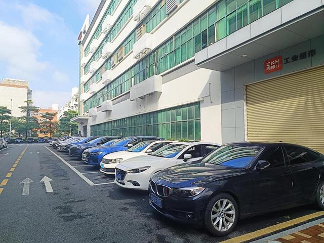 宝安石岩街道北环路地铁站附近工业园，形象好，交通便利，适合电