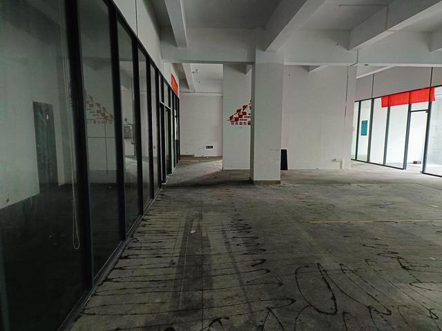 宝安石岩街道北环路地铁站附近工业园，形象好，交通便利，适合电