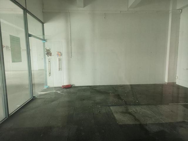 宝安石岩街道北环路地铁站附近工业园，形象好，交通便利，适合电