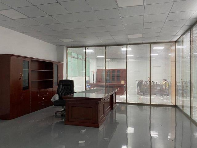 石岩高速口2000平方原房东全新精装修仓库厂房出租可分租