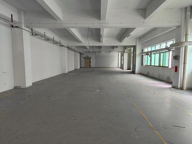 宝安石岩街道北环路地铁站附近工业园，形象好，交通便利，适合电