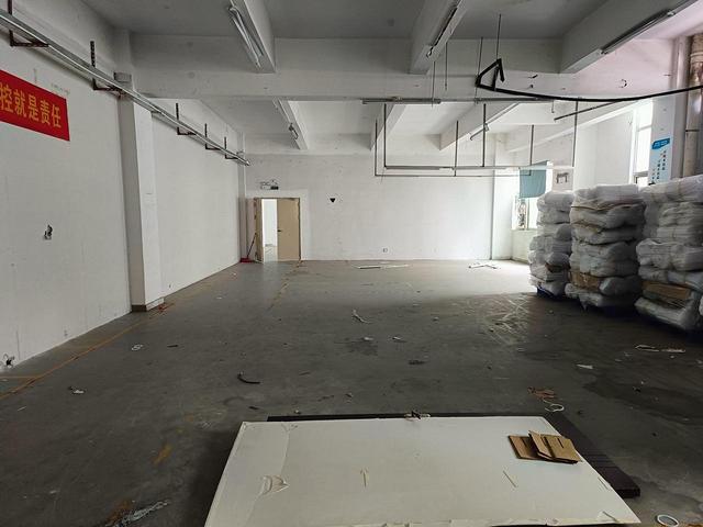 宝安石岩街道北环路地铁站附近工业园，形象好，交通便利，适合电