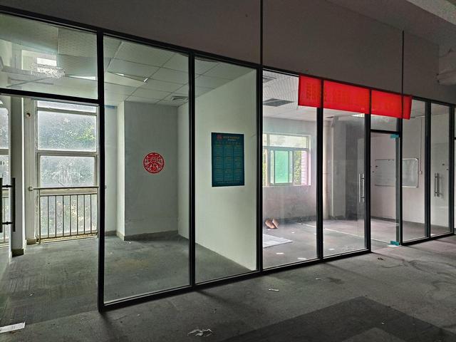 宝安石岩街道北环路地铁站附近工业园，形象好，交通便利，适合电